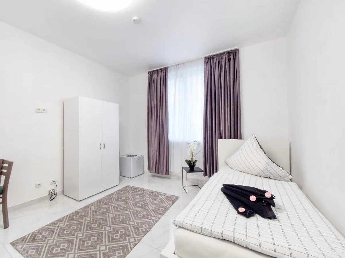 Hostel Amanda Berlin 2*,